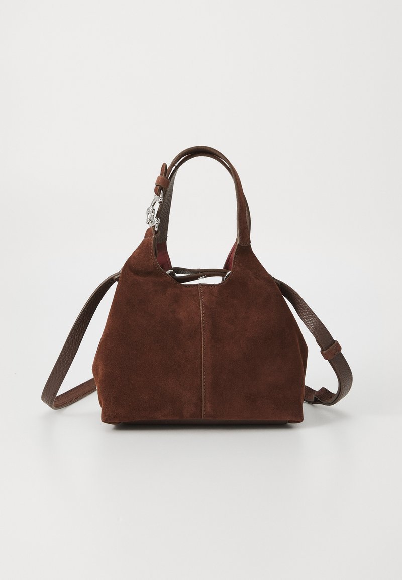 Geantă din suede maro cu un design structurat, două mânere și o curea de umăr din piele detasabilă. Accente din metal argintiu.