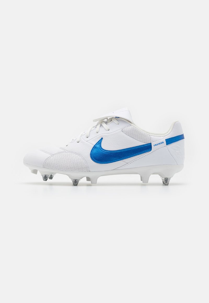 Valged jalgpallijalatsid suure sinise Nike swooshiga, tekstuuriga paneelid ja vormitud nupud välisküljel haarde tagamiseks. "Premier" detail kandadel.