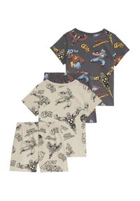 Dos conjuntos de pijamas infantiles. Un conjunto presenta una tela gris con gráficos coloridos de superhéroes de Marvel; el otro es beige con ilustraciones en estilo cómic en negro.