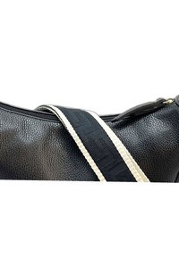 Zwarte synthetische leren tas met een textuur oppervlak, featuring een contrasterende geweven schouderband met een geometrisch patroon en gouden ritssluiting.