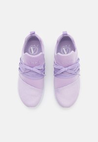 Fioletowe buty sportowe z siateczkowym i miękkim materiałem, teksturowaną strefą na palce oraz płaskimi sznurówkami. Logo jest wytłoczone w pobliżu kostki.