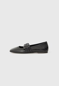 Chaussure plate noire à bout pointu, fabriquée en cuir lisse. Présente trois brides décoratives avec boucles sur le cou-de-pied.