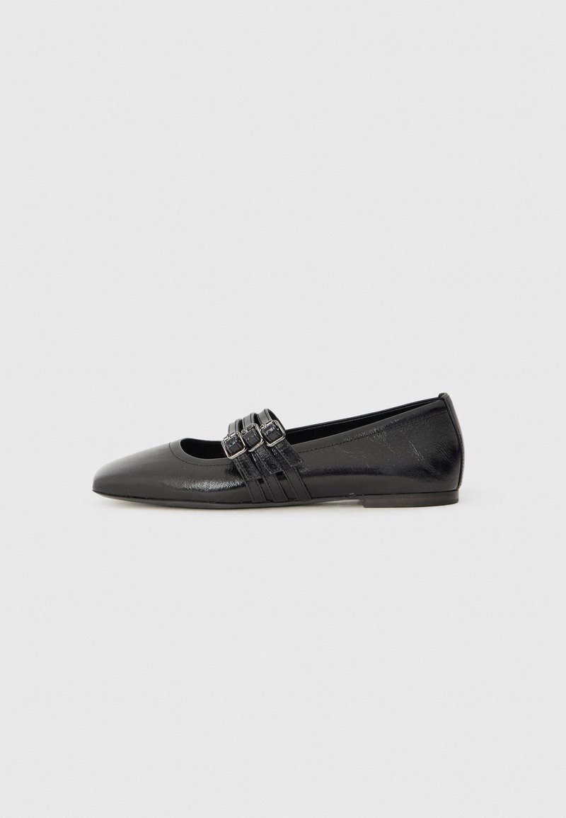 Chaussure plate noire à bout pointu, fabriquée en cuir lisse. Présente trois brides décoratives avec boucles sur le cou-de-pied.