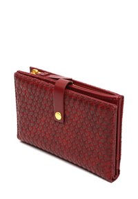 Portafoglio in pelle intrecciata rossa con finitura liscia, dotato di una cerniera dorata, chiusura a scatto e motivo testurizzato. Forma rettangolare compatta.