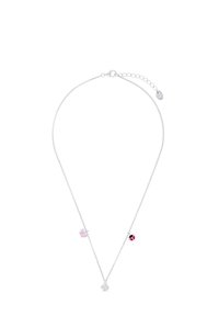 Silberne Halskette mit einer zarten Kette, die drei Charms zeigt: einen pinken Schmetterling, einen rot-schwarzen Marienkäfer und eine silberne Blume.