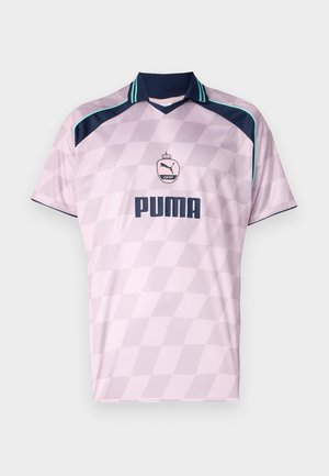 Lichtroze Puma sportshirt met donkerblauwe kraag en schouderstrepen, voorzien van een geometrisch diamantpatroon en het Puma-logo op de borst.