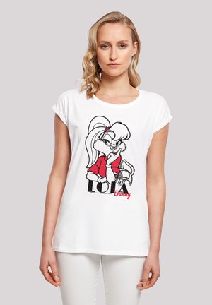 Weißes T-Shirt mit kurzen Ärmeln, das ein schwarz-rotes Grafikdesign eines Cartoon-Hasen mit langen Ohren zeigt, der ein rotes Oberteil trägt und einen Basketball hält.