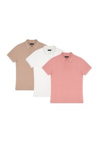 Trzy koszulki polo z krótkim rękawem w kolorach beżowym, białym i różowym. Żebrowana tekstura, zapięcie na dwa guziki oraz kontrastowe akcenty kołnierza.