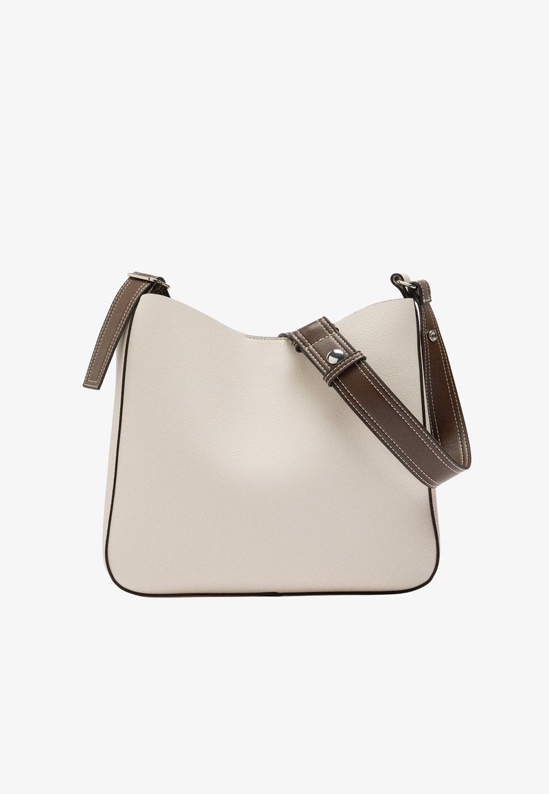 Beżowa skórzana torba na ramię z zaokrąglonym topem, brązowym regulowanym paskiem i kontrastowym białym przeszyciem wzdłuż krawędzi. Gładka tekstura, przestronny design.