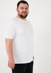 Buratti PLUS SIZE - Jednoduché tričko - white