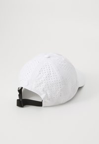 Hvid baseballkasket med et perforeret design for åndbarhed, der har en solid skygge og justerbar sort rem bagpå.