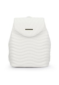 Mochila blanca acolchada con cierre de solapa, que presenta un acento de logo dorado y un patrón de costura ondulada. Fabricada con material sintético.