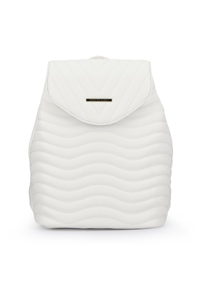 Mochila blanca acolchada con cierre de solapa, que presenta un acento de logo dorado y un patrón de costura ondulada. Fabricada con material sintético.