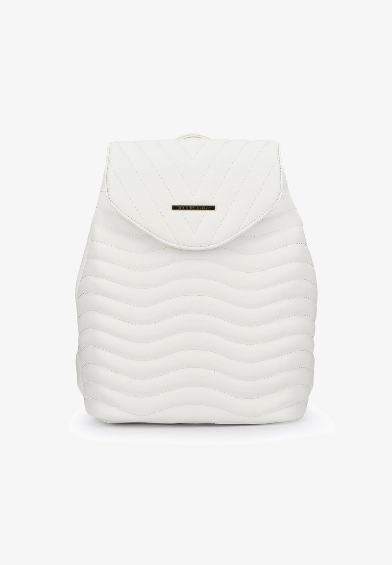 Mochila blanca acolchada con cierre de solapa, que presenta un acento de logo dorado y un patrón de costura ondulada. Fabricada con material sintético.