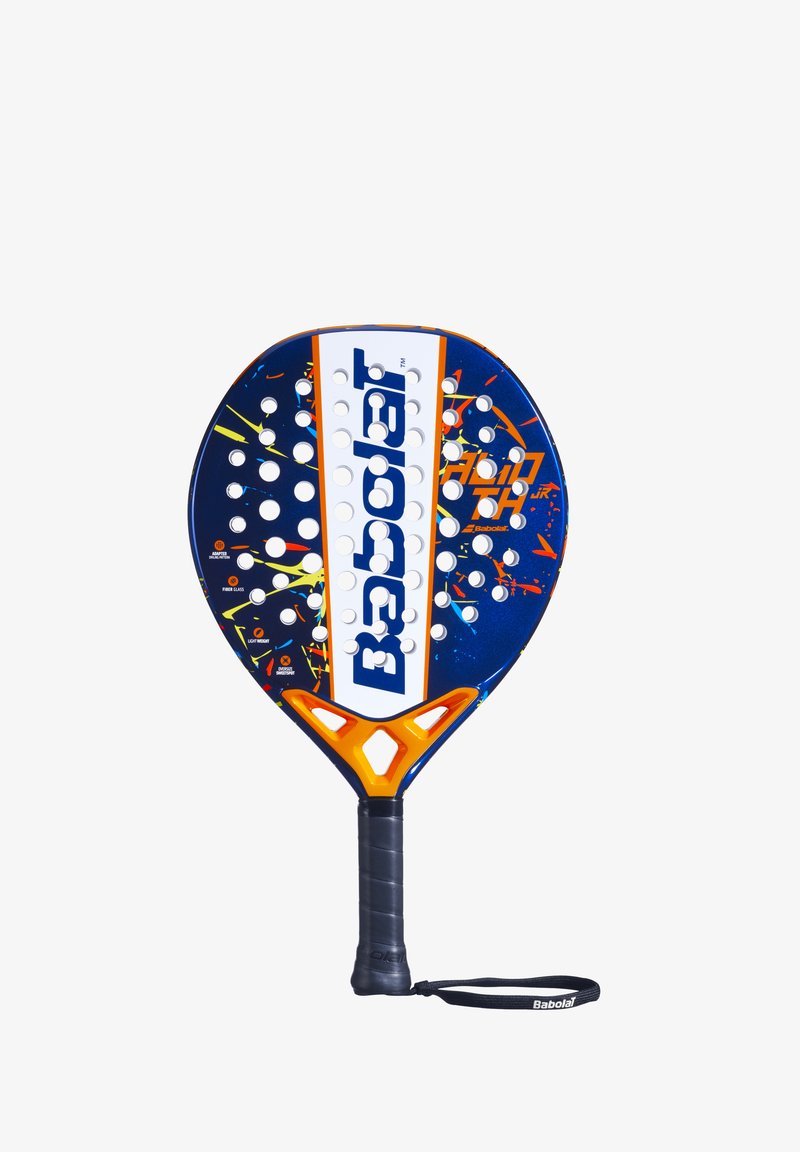 Padelracket, marineblå, med orange detaljer. Har et struktureret greb og flere perforeringer overfladen. Babolat-branding er vist.