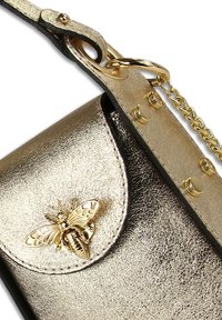 Goldfarbene metallische Handtasche mit strukturiertem Finish, ausgestattet mit einem bienenförmigen Verschluss und einem goldenen Kettenriemen, sowie runden silbernen Nieten an der Seite.