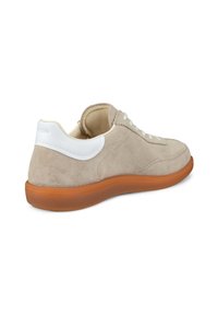 Baskets en daim beige avec accents blancs, lacets et semelle en caoutchouc marron. Elles présentent un bout arrondi et un col rembourré pour plus de confort.