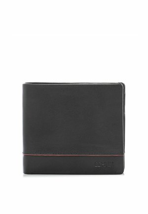 Czarny skórzany portfel składany na pół z subtelnym czerwonym obszyciem i wytłoczonym logo marki w dolnym prawym rogu, zamknięty i przedstawiony na białym tle.