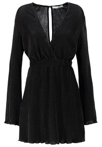 Mini-robe noire à manches longues avec une texture plissée, un décolleté en V profond, une taille cintrée, un bas légèrement évasé et une petite ouverture au dos avec fermeture par bouton.