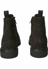 Stivali alla caviglia in suede marrone con texture liscia, zip laterali e una suola in gomma nera. Presentano un cordino sul retro per facilitare l'indossamento.