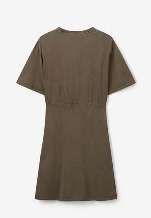 Robe de genoux vert olive foncé à coupe décontractée, manches courtes et taille élastique. Fabriquée en coton doux et léger.