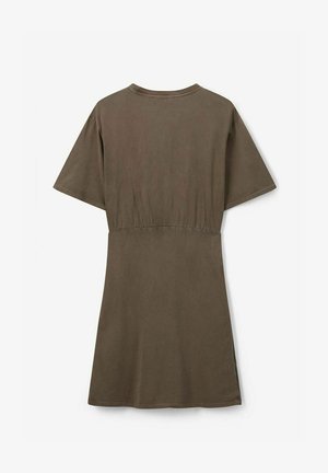 Robe de genoux vert olive foncé à coupe décontractée, manches courtes et taille élastique. Fabriquée en coton doux et léger.