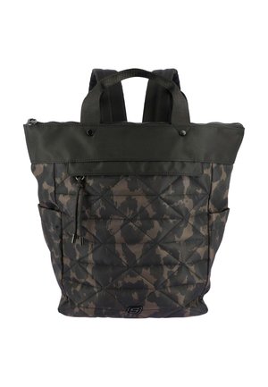 Mørkegrøn og brun camouflage quiltet rygsæk med sort lynlås i toppen, dobbelte håndtag, sidelommer og justerbare skulderstropper.