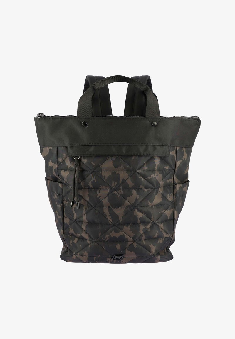 Sac à dos matelassé camouflage vert foncé et marron avec fermeture éclair noire au sommet, doubles poignées, poches latérales et bretelles ajustables.