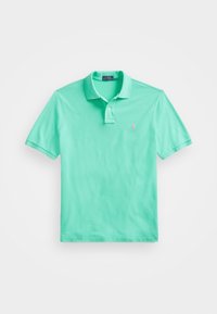Minttu vihreä lyhythihainen polo-paita, jossa on kaksinappinen kaulus ja pieni brodeerattu logo vasemmassa rinnassa, asetettuna tasaiseksi valkoista taustaa vasten.