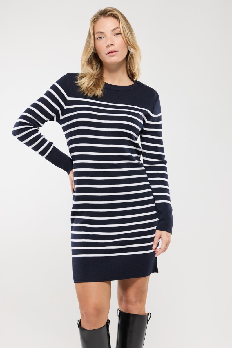 Navy Pullover-Kleid mit weißen horizontalen Streifen, langen Ärmeln, rundem Halsausschnitt, gerippten Bündchen und leicht abgerundetem Saum. Strukturierter Strickstoff.
