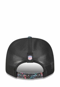 Schwarze Kappe mit Mesh-Rücken, ausgestattet mit einem mehrfarbigen Spritzdesign am Riemen. NFL-Logo-Patch in der Mitte auf der Rückseite.