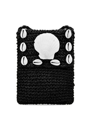 Bolso negro de ganchillo con acentos en forma de concha blanca y conchas decorativas lisas a lo largo de los bordes. Superficie texturizada con un diseño compacto.
