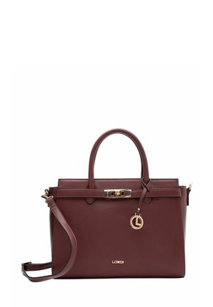 Sac à main en cuir bordeaux avec deux poignées, sangle d'épaule amovible, fermoir sécurisé doré et pendentif monogrammé. Forme rectangulaire.