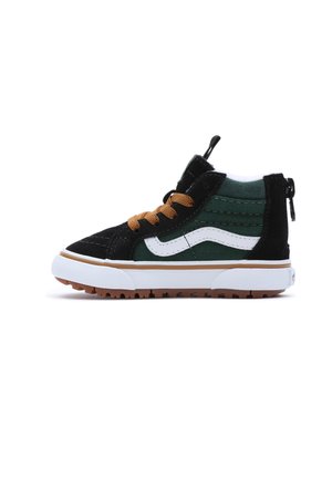Zapatillas altas con gamuza negra y tela verde, franja lateral blanca, cordones marrones y suela de goma blanca con un agarre texturizado.