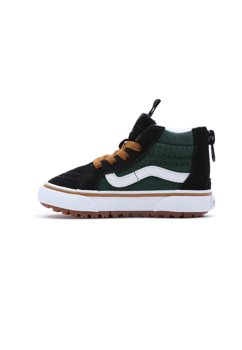 Zapatillas altas con gamuza negra y tela verde, franja lateral blanca, cordones marrones y suela de goma blanca con un agarre texturizado.