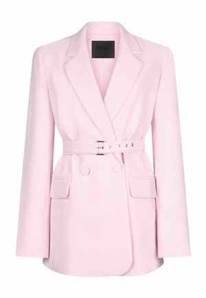 Blazer rose clair à double boutonnage avec larges revers, ceinture assortie en tissu avec boucle, et poches à rabat de chaque côté.