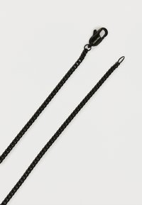 Sangle en chaîne noire avec une finition texturée, dotée d'un fermoir à pince et d'une boucle pour attacher. Design durable et élégant.