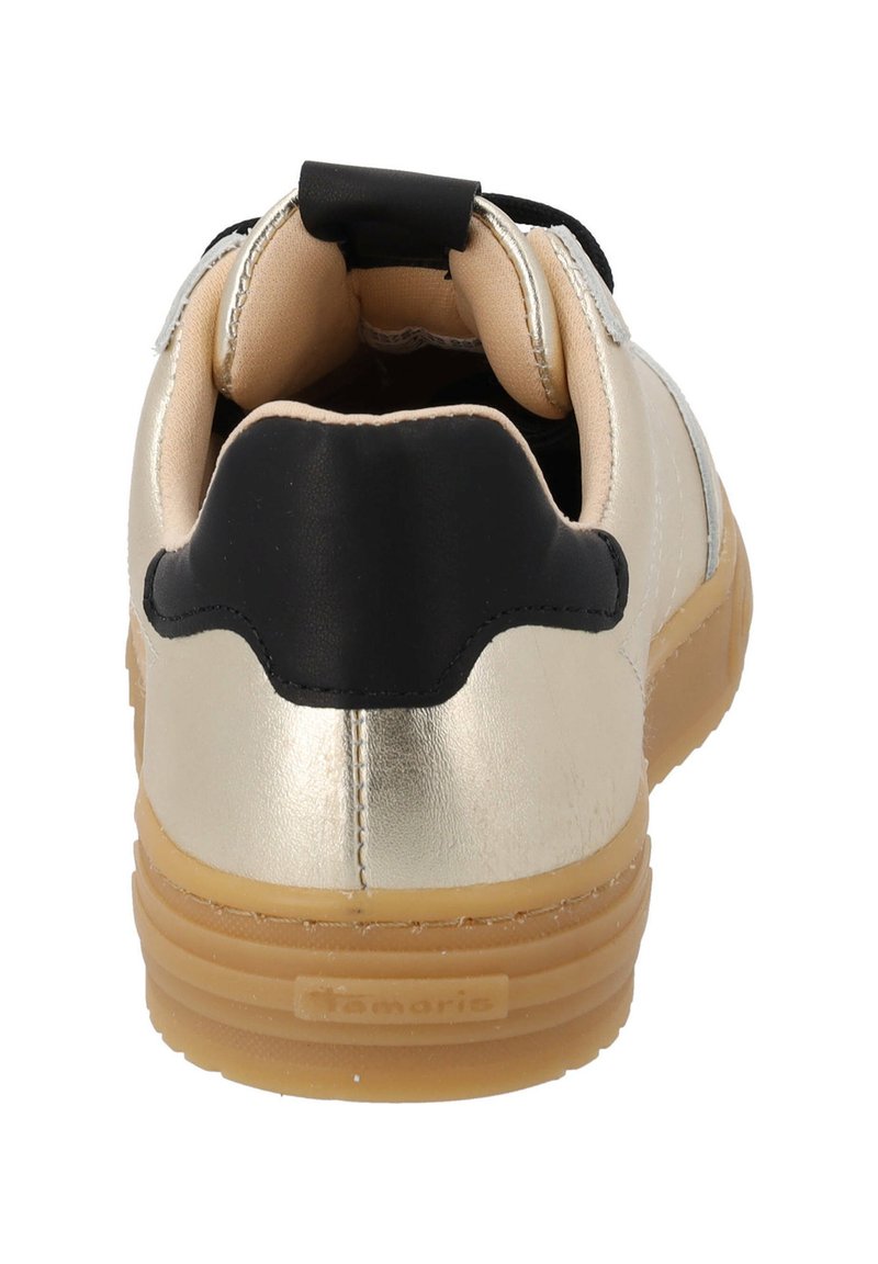 Metallisch goldene und schwarze Sneaker mit strukturiertem Rückenteil, gepolstertem Kragen und Gummisohle. Verfügt über eine Schlaufe für einfaches Anziehen.