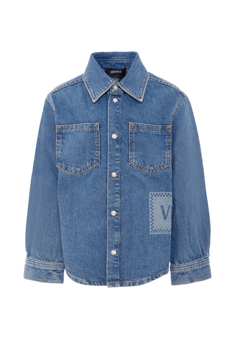 Camicia di denim blu con maniche lunghe, frontale con bottoni, due tasche sul petto e un'etichetta del logo sul lato. Presenta un colletto classico e dettagli ai polsini.