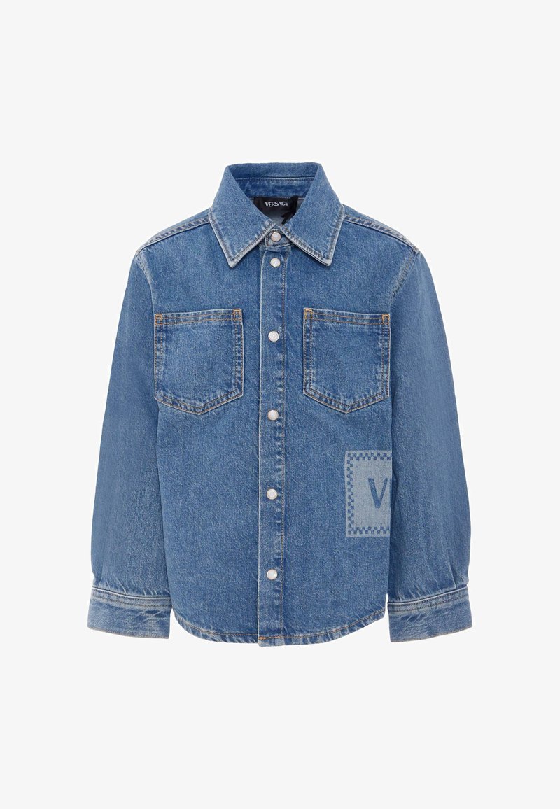Camicia di denim blu con maniche lunghe, frontale con bottoni, due tasche sul petto e un'etichetta del logo sul lato. Presenta un colletto classico e dettagli ai polsini.