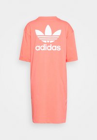 Korálové oversized tričko s krátkými rukávy, na zádech velké bílé logo Adidas trefoil. Vyrobeno z měkkého bavlněného materiálu.