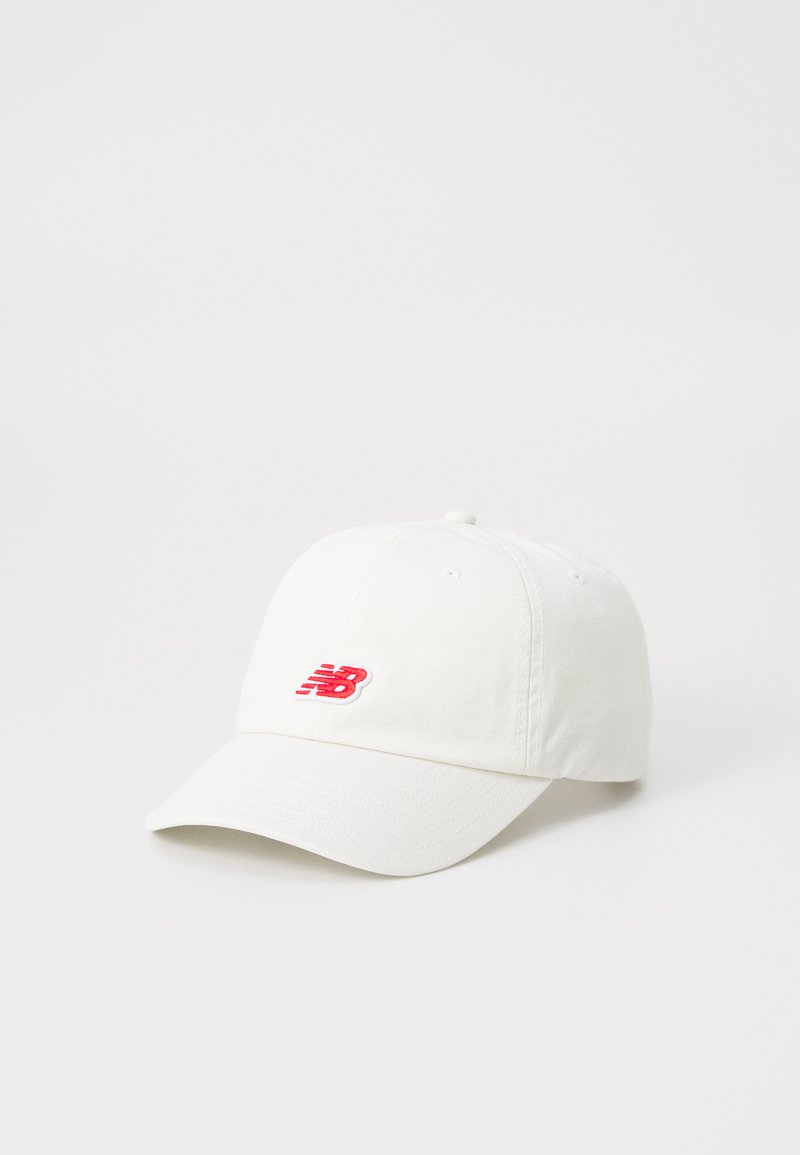 Căciulă de baseball din bumbac alb, cu o margine curbată și un logo brodat roșu "NB" în față. Design clasic cu curea ajustabilă.
