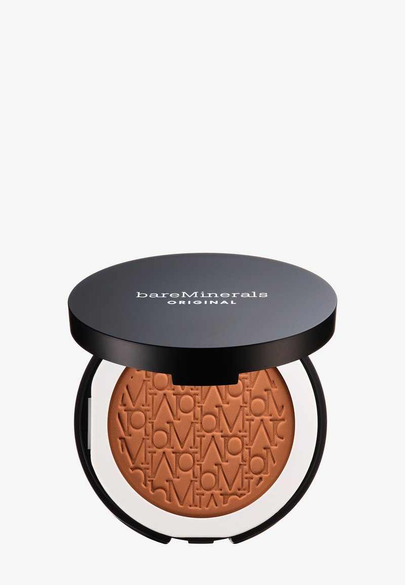 Bronzer BareMinerals in un compact rotondo. Coperchio nero con logo bianco; polvere bronzante testurizzata con le iniziali del marchio in rilievo all'interno.