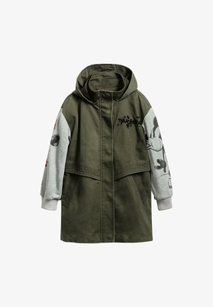Grüne Baumwolljacke mit Kapuze, die graue Stoffärmel mit schwarzen Mickey-Mouse-Grafiken und einem "Mickey"-Logo auf der Vorderseite zeigt.