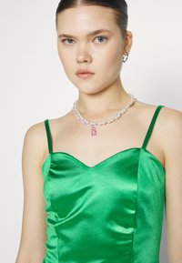 WAL G. ASHTON HEART NECK MIDI - Φόρεμα από ζέρσεϊ - leaf green