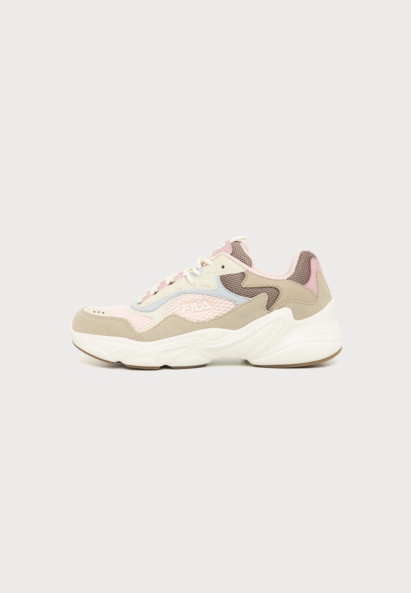 Χαμηλά sneakers FILA σε μπεζ, ροζ και κρεμ αποχρώσεις με λεπτομέρειες από δίχτυ και σουέτ, παχιά λευκή σόλα και κλείσιμο με κορδόνια.