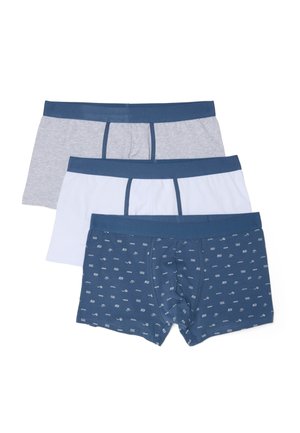 Drei Paar Herren-Boxershorts in Grau, Weiß und gemustertem Blau mit dunkelblauen Bundabschlüssen und vertikalen Steppnähten.