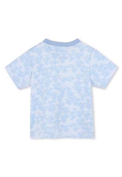 T-shirt bleu clair à manches courtes avec un motif de vagues, fabriqué en coton. Le col et les manches ont une bordure unie bleu clair.