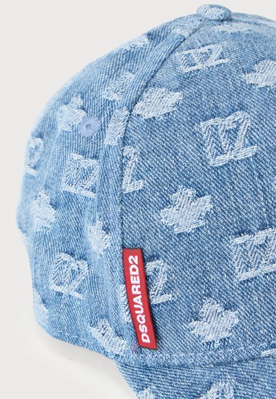Casquette de baseball en denim bleu clair ornée de broderies de logos sur toute la surface, étiquette rouge avec "DSQUARED2" et couronne structurée avec détail bouton.