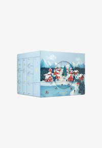 Calendrier de l'Avent sur le thème de l'hiver en bleu avec une illustration de village enneigé, des maisons rouges et des accents dorés ; présente des compartiments numérotés sur le côté.